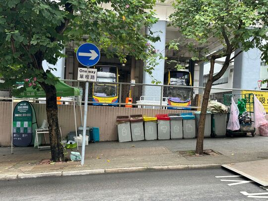 香港南区田湾街田湾村巴士总站对出行人路