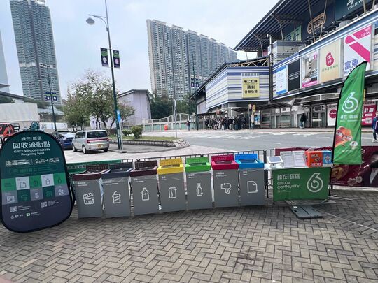 Pavement near Tung Chung MTR Station (under the footbridge), Tat Tung Road, Tung Chung (2)
