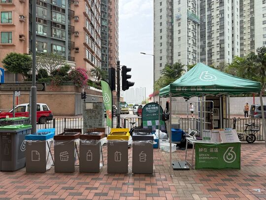 荃灣青山公路荃灣段麗城花園第一期二座對出行人路