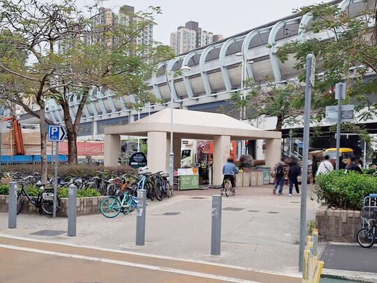 宏乐街避雨亭近朗屏港铁站Ａ出口